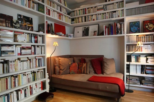 fauteuil confortable entouré de livres