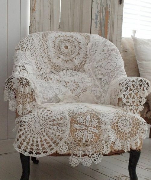 Décoration ambiance fauteuil couverture vintage dentelle