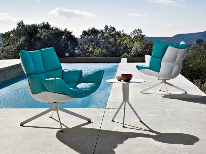 fauteuils de jardin en hirek très moderne coussins bleu desginer Patricia Urquiola