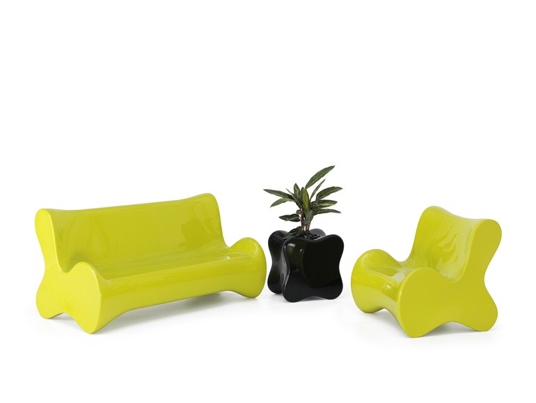 canapé de jardin jaune design karim rashid fauteuil de jardin jaune petite table de jardin noire collection doux vondom