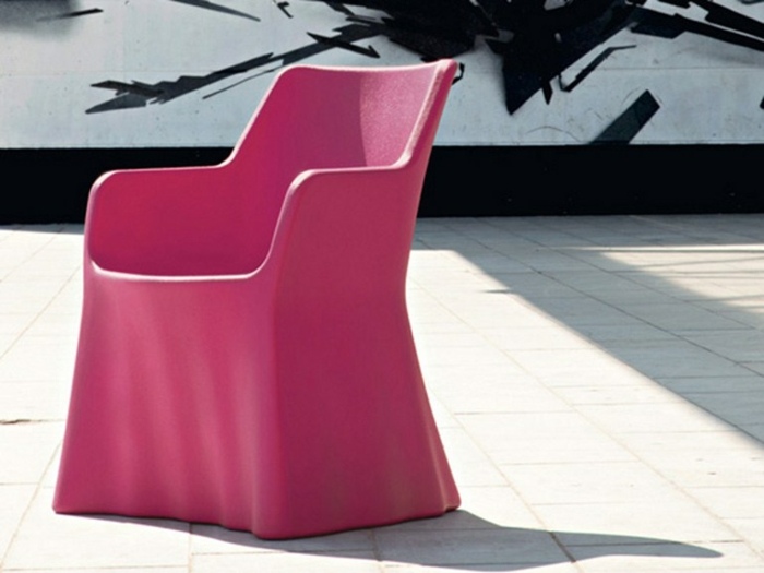 Fauteuil de jardin rose et en plastique design Andrea Radice et Folco Orlandi Design Studio