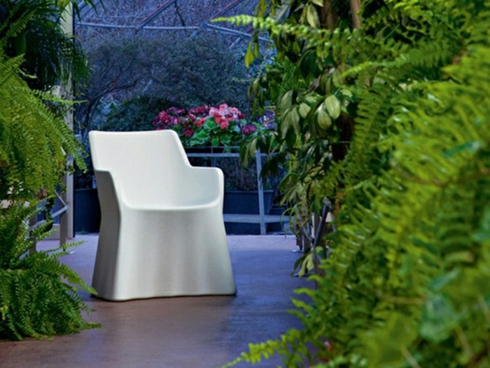 Fauteuil de jardin blanc et en plastique, design Andrea Radice et Folco Orlandi Design Studio