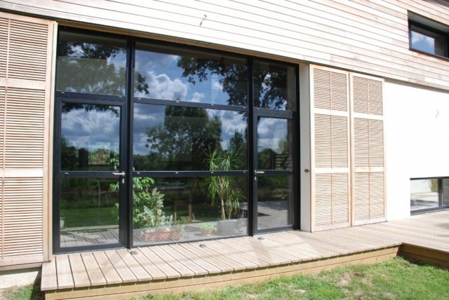 porte fenêtre couleur noire maison bois alu
