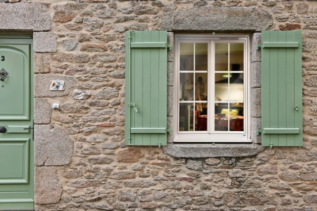 maison pierre volets en bois ver fenêtre blanche en pvc