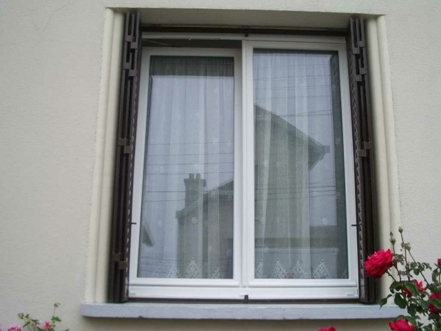maison extérieur fenêtre pvc bonne isolation 