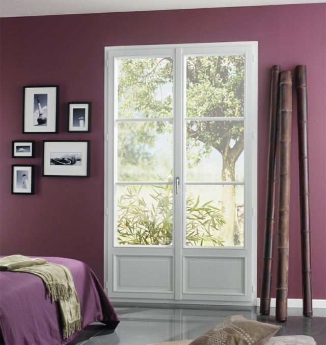 ambiance tranquille beau idée porte blanche en PVC rideaux violets 