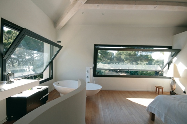 isolation idée maison salle de bains petit espace fenêtres grandes noires pvc