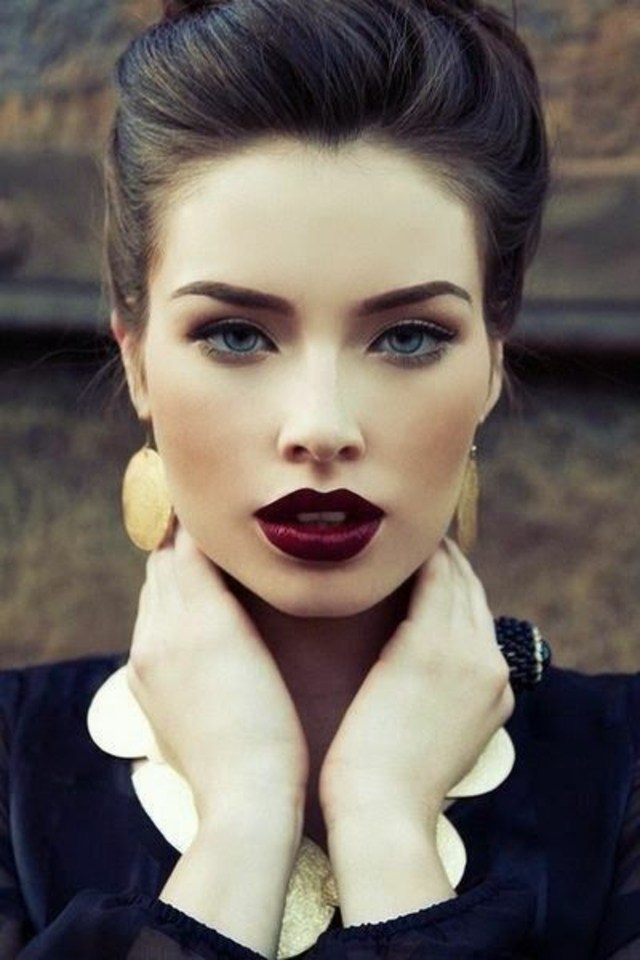 femme belle yeux bleus rouge à lèvres couleurs intense cheveux marron foncé boucle d'oreille