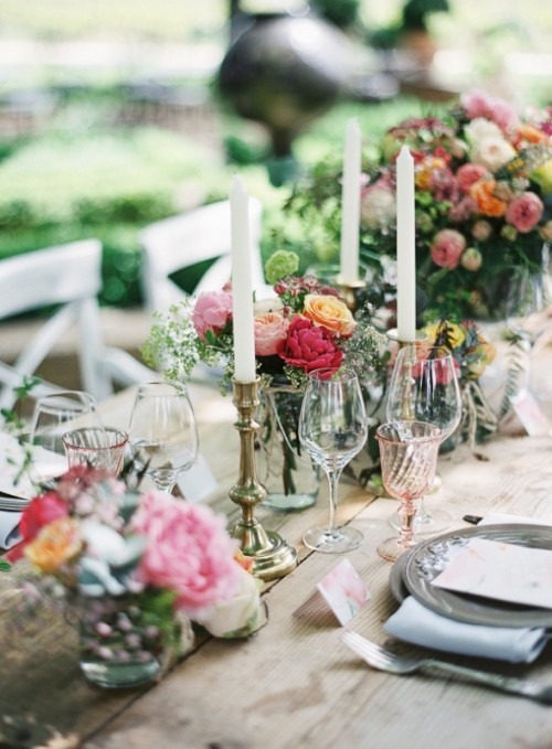 maison à la campagne mariage déco de table bougie fleurs assiettes