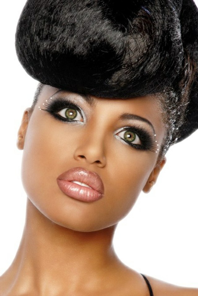 maquillage yeux vert noir neutre rétro style vintage coiffure pop up