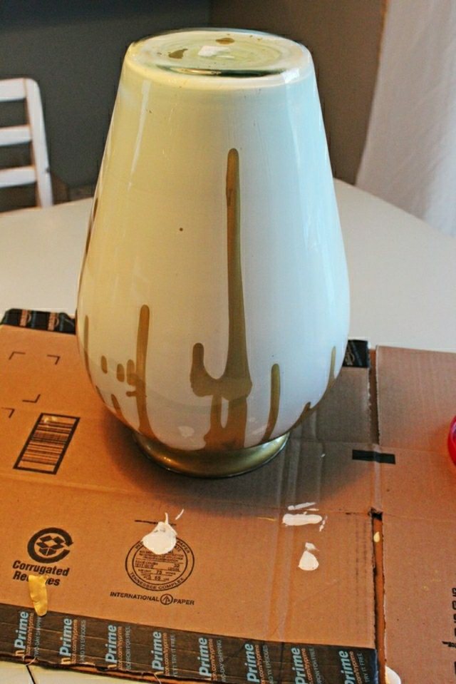 vase design verre laiteux effet couler dorée idée de déco salon