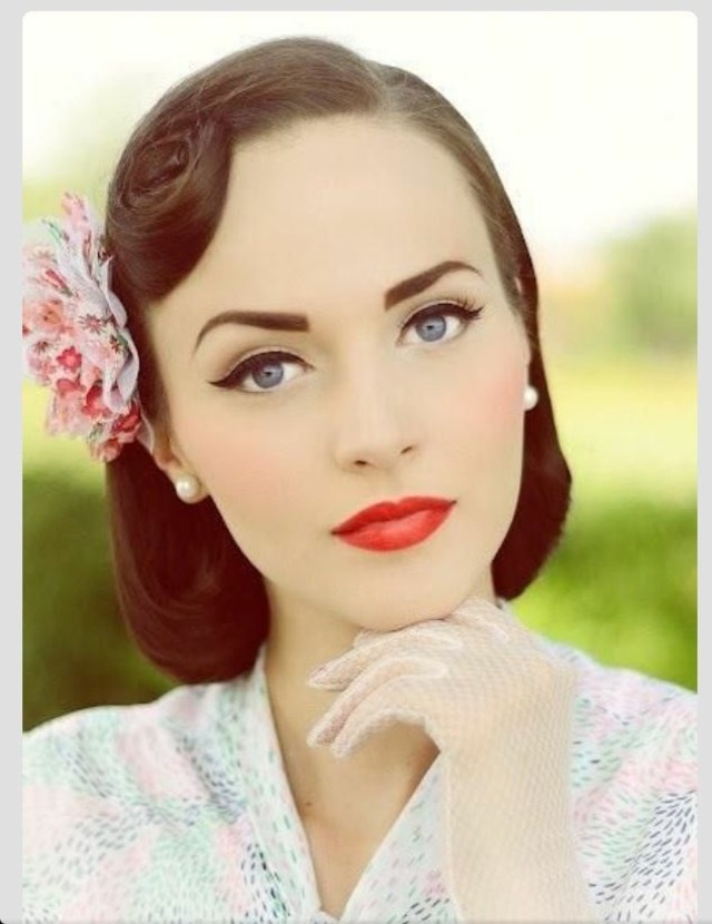 idée maquillage vintage pour les yeux bleus rouge à lèvres coiffure stylé boucles d'oreille perles fleurs cheveux