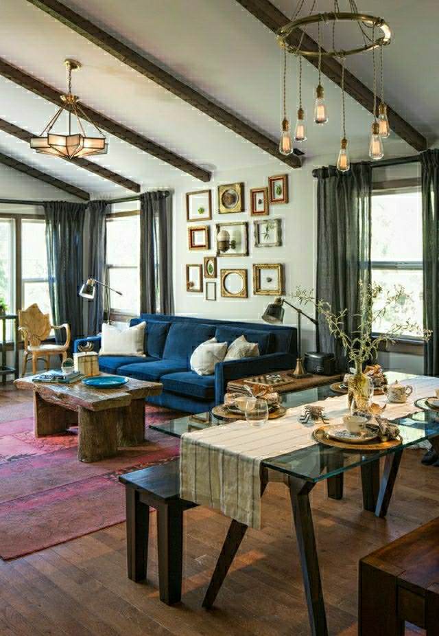 salon moderne hipster canapé bleu violacé lampe design table de salon en verre table de salon en  bois design banc en bois