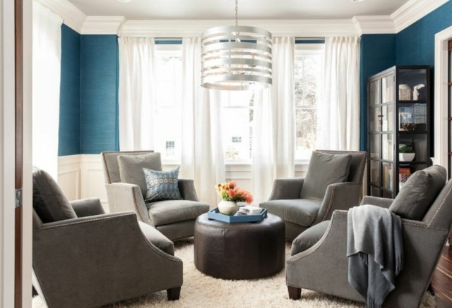 couleur bleu pastel salon intérieur canapé gris moderne tabouret pouf repose-pieds