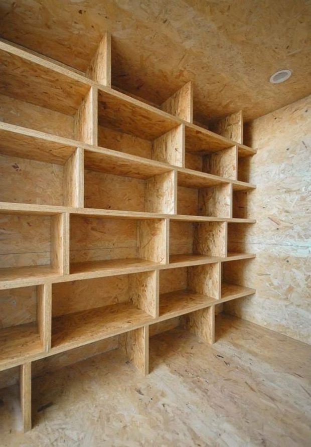 intérieur et étagères bois dans la mezzanine