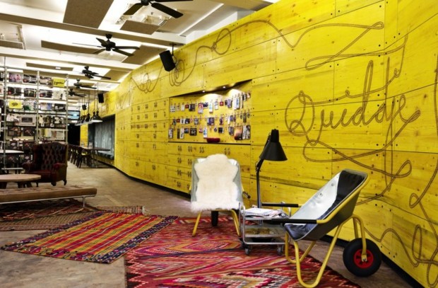 hôtel moderne avec intérieur original avec un mur jaune dessiné