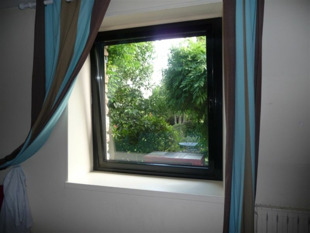 isolation salon idée fenêtre noire rideau bleu