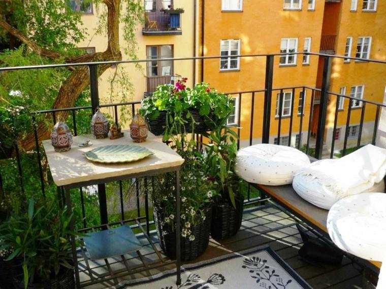 jardin balcon idée plantes table