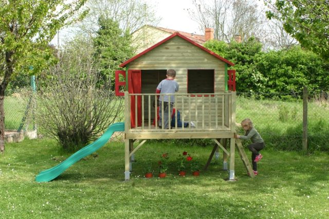 cabane de jardin toboggan idée aménagement jardin enfant jeux dehors