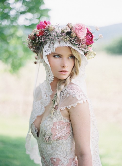 robe de mariée originale belle coiffure de mariage fleurs déco