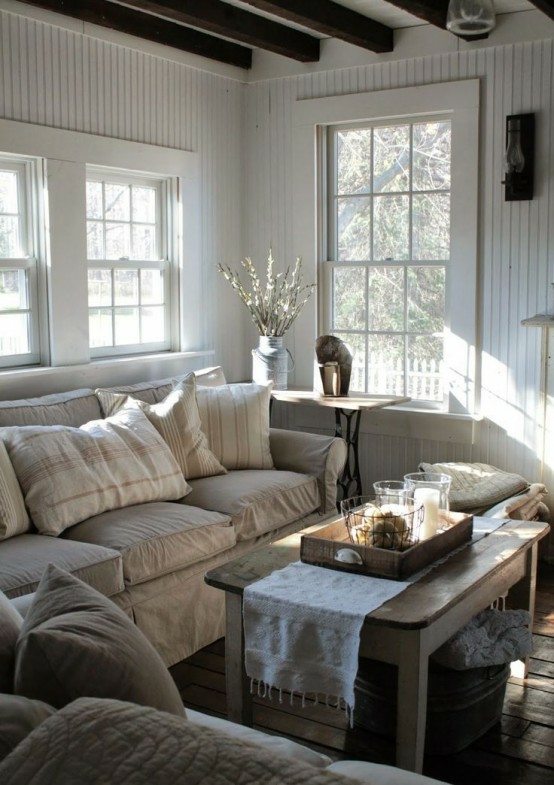 maison confortable salon en style rustique idée aménagement canapé famille grand table basse en bois plateau à servir en bois