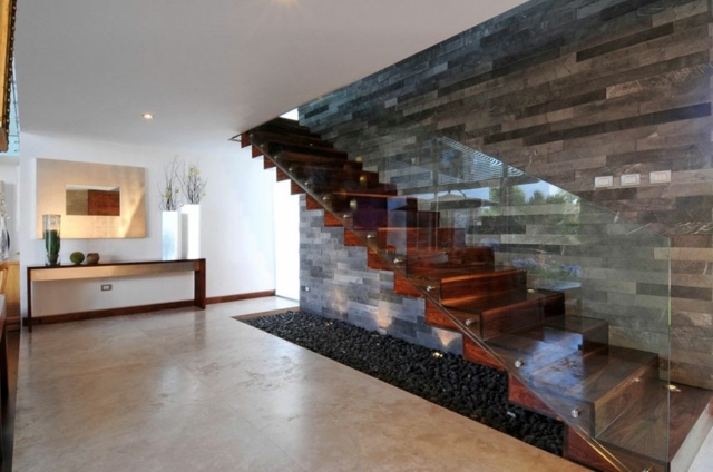 maison moderne mur pierre escalier bois verre
