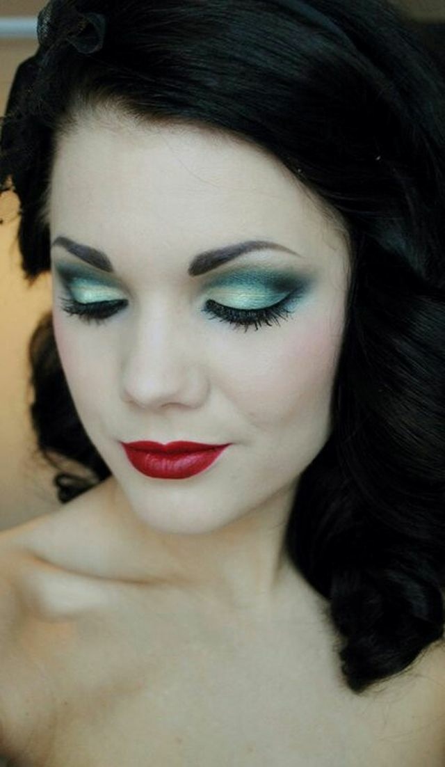 maquillage yeux verts style rétro vintage cheveux noirs lèvres rouge à lèvres intenses