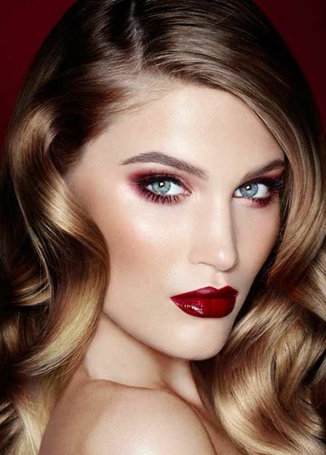 maquillage original yeux bleu rouge à lèvre couleur intense coiffure femme élégante