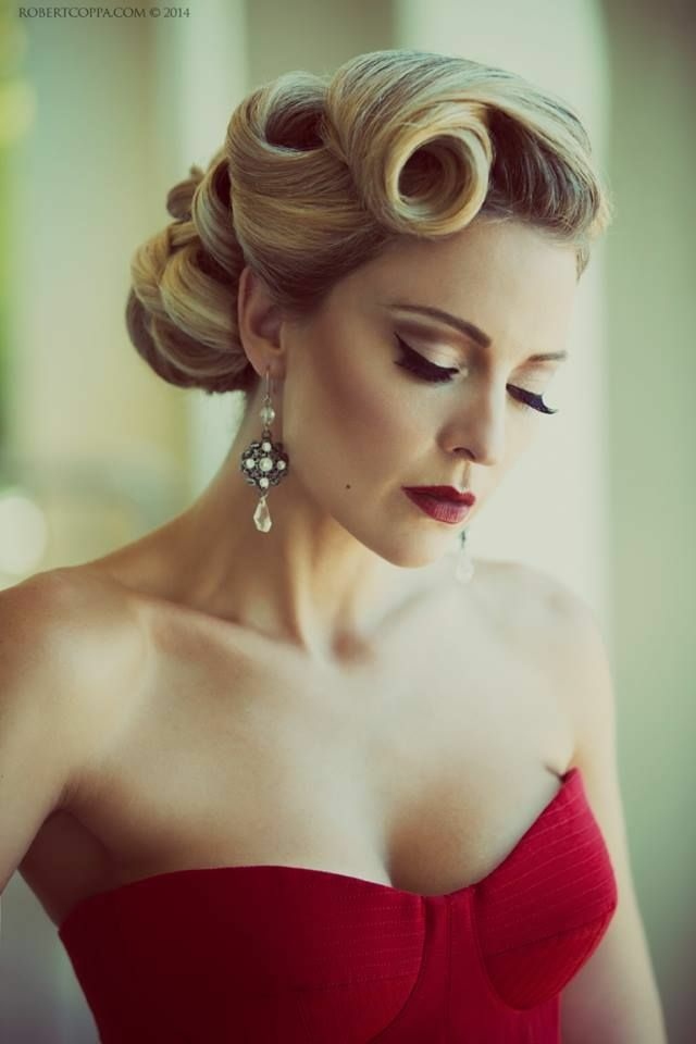 femme élégante maquillage yeux eyeliner rouge à lèvres coiffure vintage robe rouge boucles d'oreille