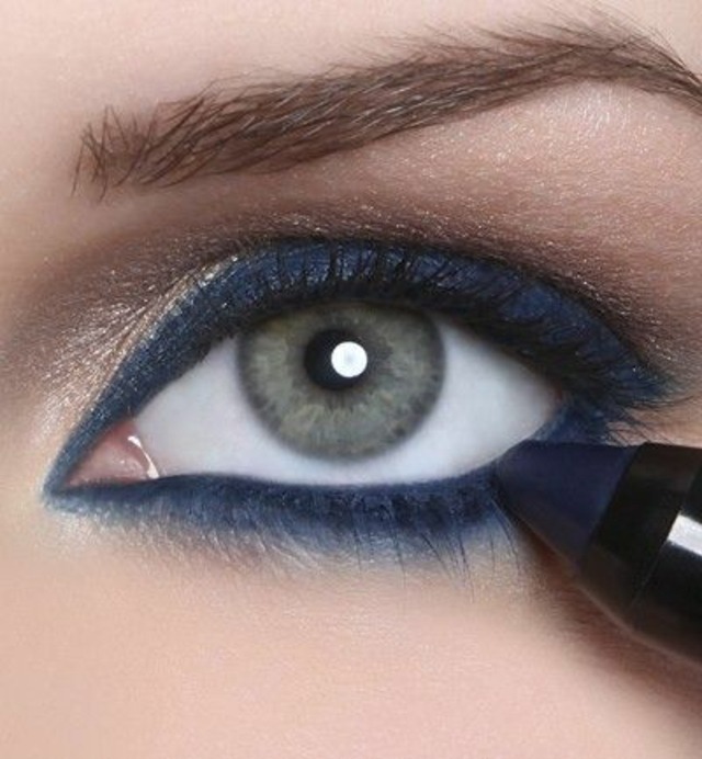 yeux bleus maquillage claires eyeliner crayon mascara palette