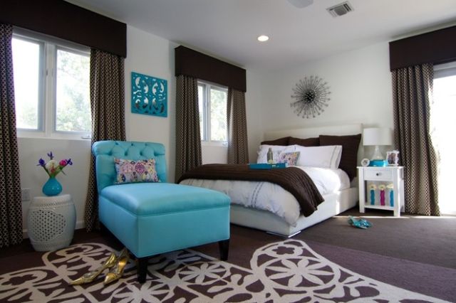 chambre intérieur moderne canapé bleu cuir grand lit idée tapis rideaux marron