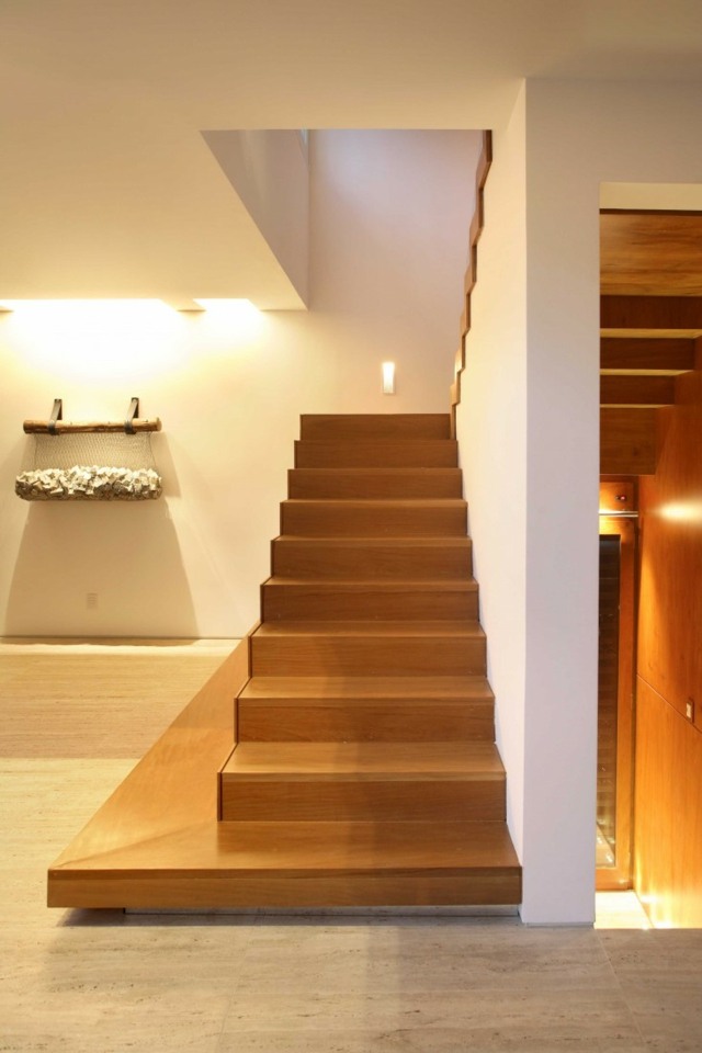 murs blanc escalier bois masif