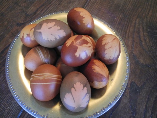 œufs de Pâques motifs feuilles
