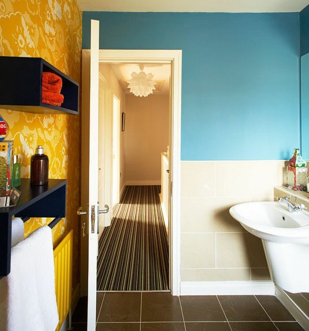 petite salle de bain avec papier peint jaune et mur bleu