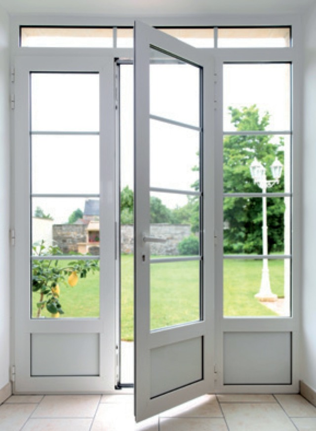 porte fenêtre couleur blanche en alu ou en pvc isolation maison 