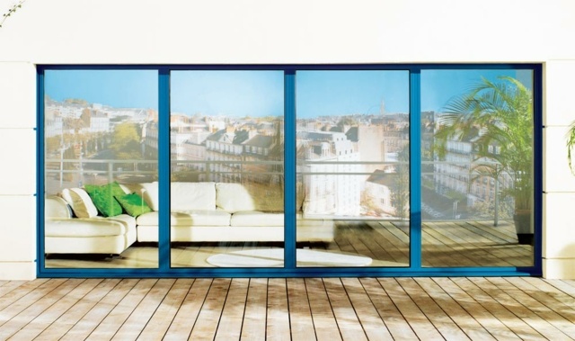 porte-fenêtre couleur bleue marine aménagement terrasse canapé blanc