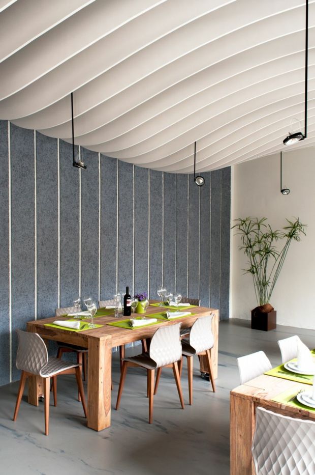 restaurant chic moderne plafond ondulant peint blanc