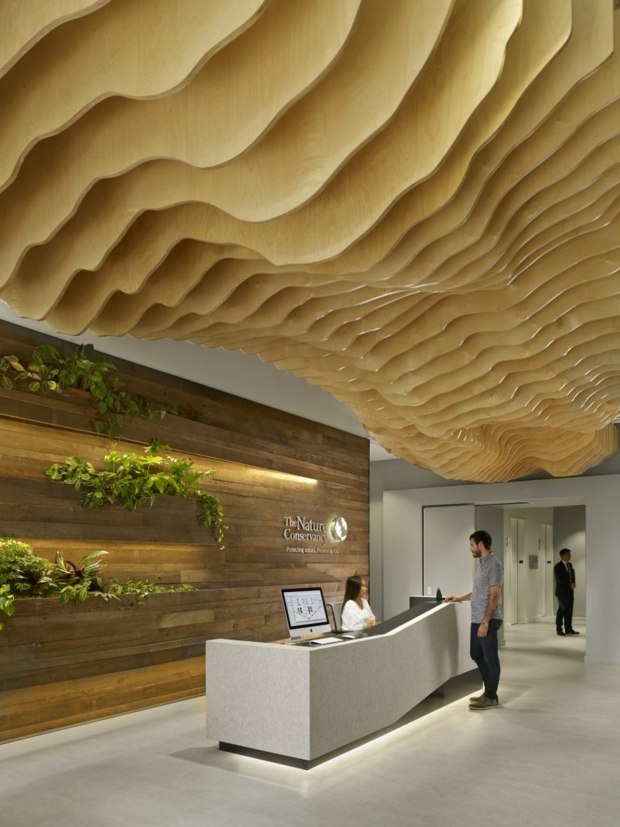 réception époustouflante plafond en bois ondulant