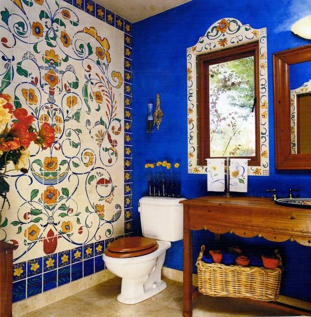 salle de bain avec carrelage motifs floraux