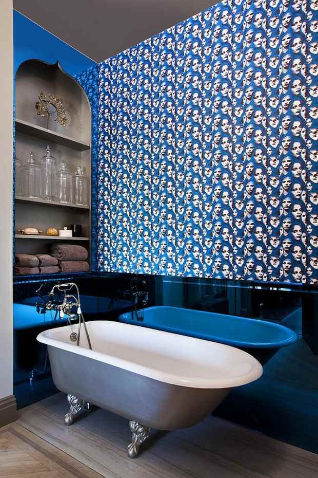 salle de bain exceptionnelle avec accents bleus