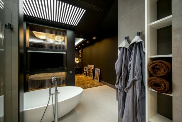 salle de bain minimaliste ouverte sur la chambre