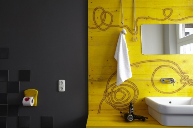 salle de bain originale en noir et jaune