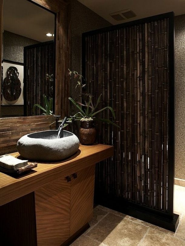 salle de bain rustique avec cloison en tiges de bambou