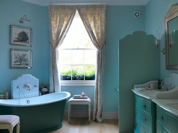 salle de bain tout en bleu de style baroque