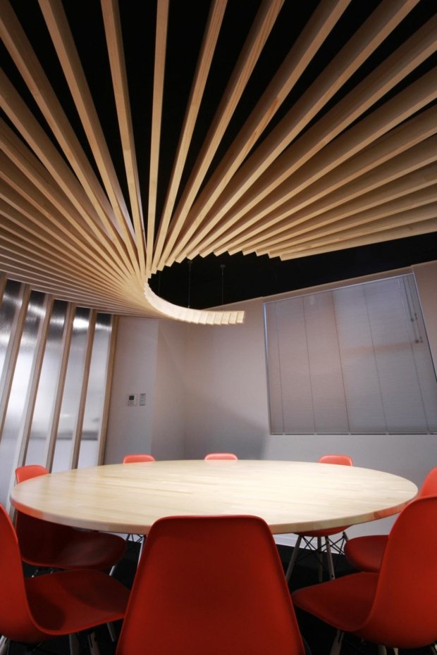 salle de réunion plafond bois ultra tendance