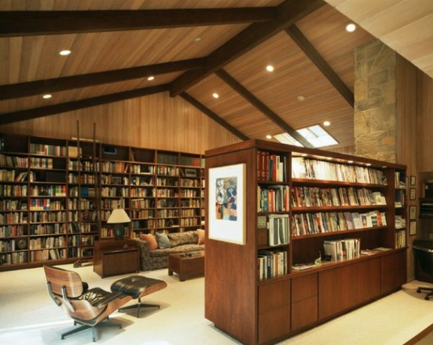 salon années 50 délimité par deux meubles bibliothèque