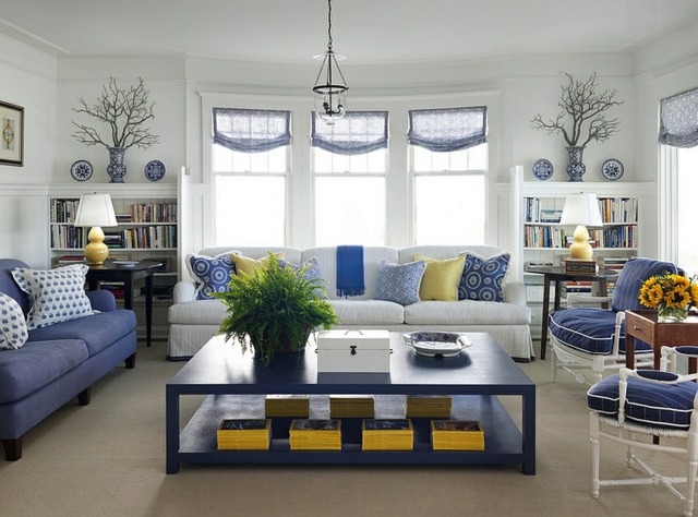 salon design canapé blanc canapé bleu moderne table de salon en bois bleue chaise coussins moderne