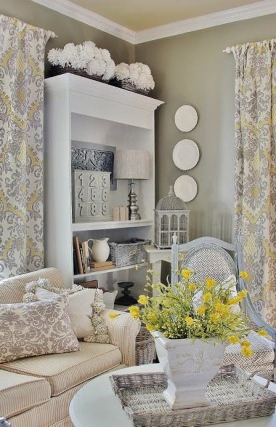 intérieur salon beau design fleurs jaunes canapé beige étagères rideaux