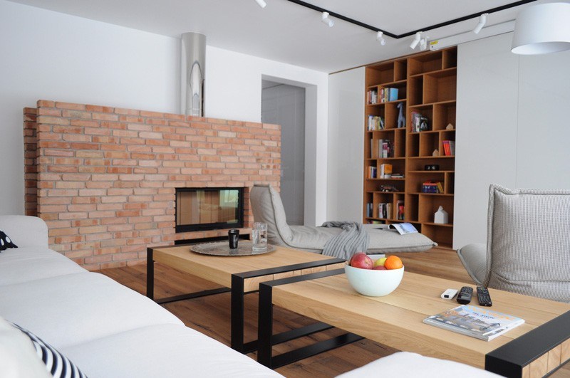 appart design intérieur moderne table basse en bois bibliothèque architectes polonais