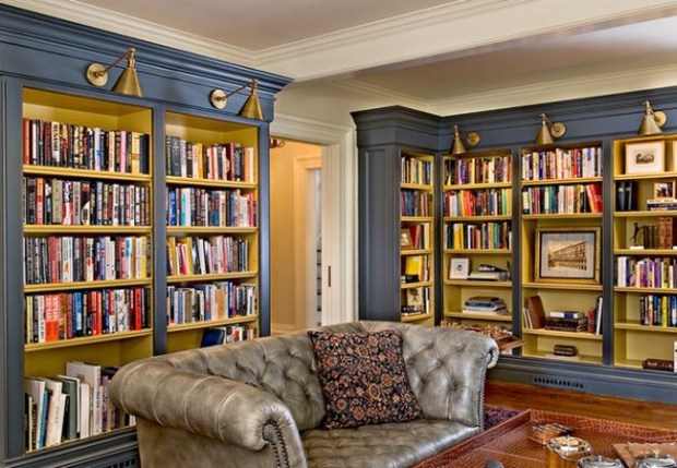 salon rétro avec des meubles bibliothèque style baroque